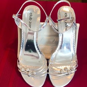 Club Zone 8.5 silver heels high - gorgeous crystal ball toe embellishment!